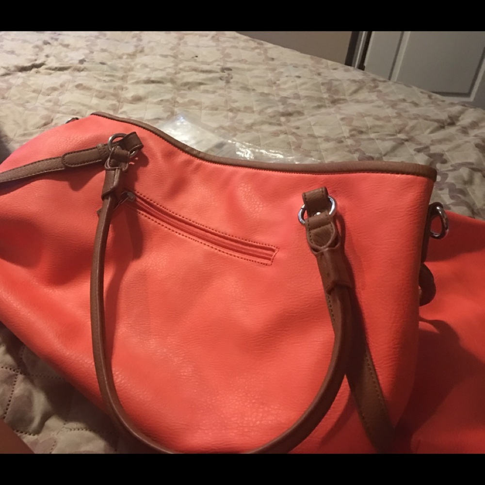 Handbag w/ accessory - Picture 2 of 3